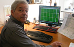 BR-Meteorologe Michael Sachweh beim Auswerten von Wetterdaten und –karten am Computer &copy; BR /
            Christina Claus
        