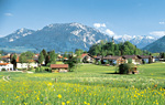 Dorf in einer Sommerlandschaft &copy; IFA-Bilderteam