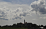 Wolken und Sonne über Kloster Andechs &copy; dpa